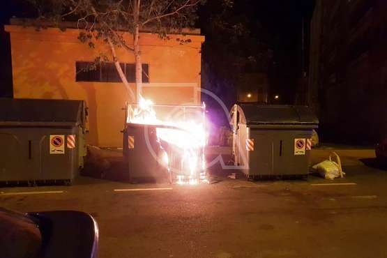 Arde un contenedor en la calle de Juan Negrín (Foto TA)